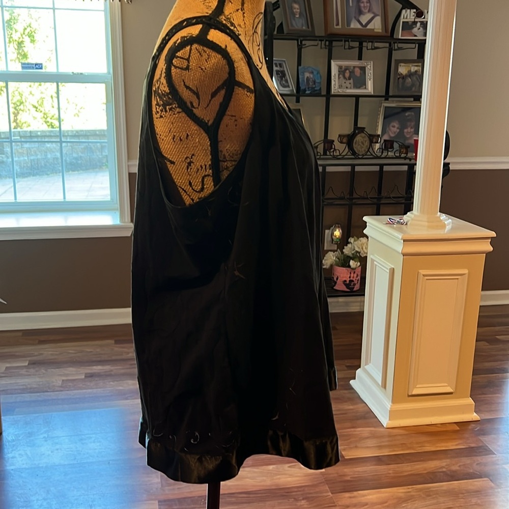 Size XL black blouse with a swirl design and ladder like straps - Picture 3 of 7